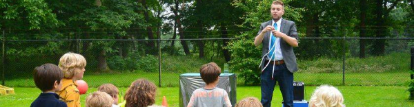 Goochelaar en jongleur Lars